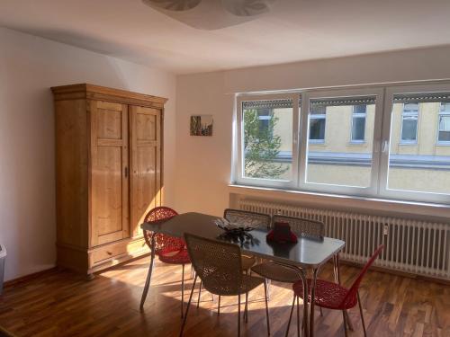 ein Esszimmer mit Tisch und Stühlen und Fenstern in der Unterkunft XXL-Cologne Cathedral Apartment in Köln