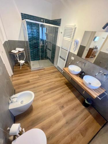 a bathroom with two sinks and a shower at Castrum Gallani in Barberino di Mugello