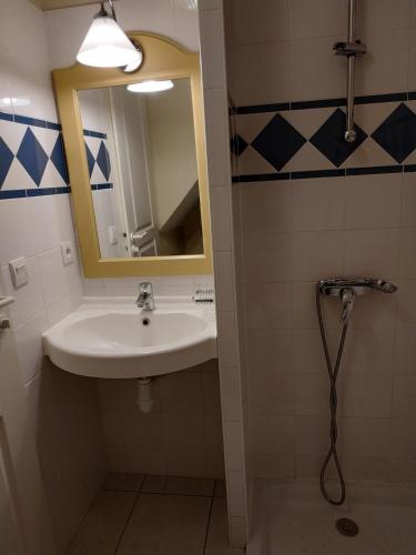 une salle de bain avec un lavabo et un miroir dans l'établissement Maison 6-8 pers - 3 chbres - mer - piscine - golf, à Talmont-Saint-Hilaire