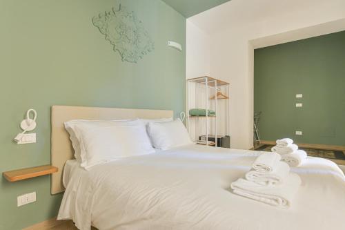 a bedroom with a white bed with towels on it at Ca' del Monica in Manarola