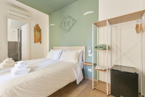 a bedroom with a large bed with towels on it at Ca' del Monica in Manarola