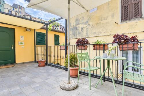 a patio with a table and chairs and an umbrella at Ca' del Monica in Manarola