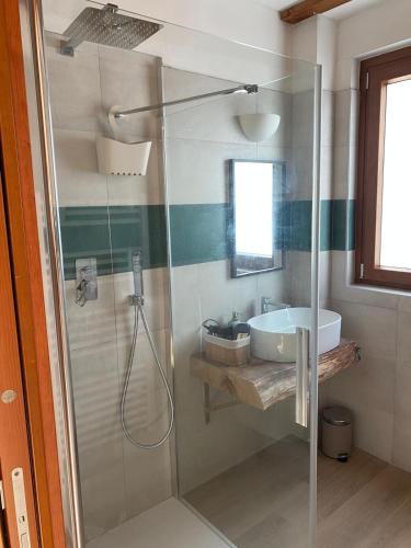 a bathroom with a glass shower and a sink at Agriturismo Casa del Principe in Torre Bormida