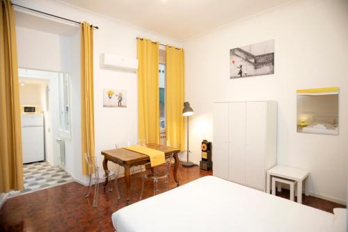 Ένα ή περισσότερα κρεβάτια σε δωμάτιο στο Manara10 Apart giallo2