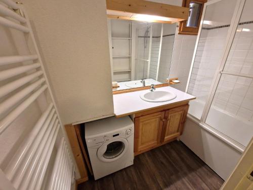 La petite salle de bains est pourvue d'un lavabo et d'un lave-linge. dans l'établissement Appartement 4 pièces pour 6/8 personnes avec terrasse, proche pistes et centre à Valfréjus - FR-1-265-172, à Valfréjus