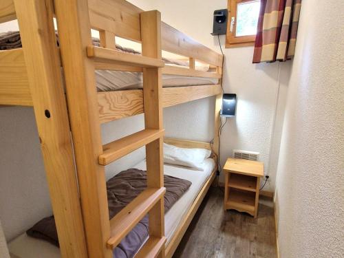 une chambre avec deux lits superposés dans l'établissement Appartement 4 pièces pour 6/8 personnes avec terrasse, proche pistes et centre à Valfréjus - FR-1-265-172, à Valfréjus