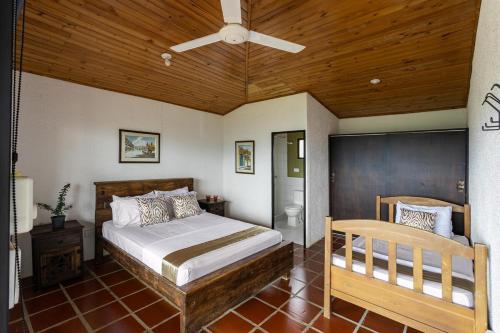 a bedroom with a bed and a ceiling fan at FINCA CON VISTA DESLUMBRANTE - Rinconada, descanso total in Apulo