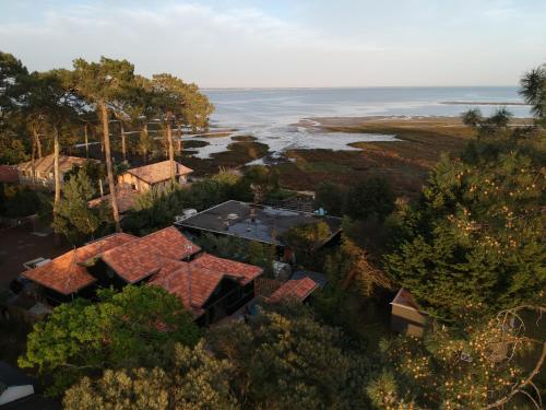- une vue aérienne sur une maison à côté de l'océan dans l'établissement Villa Sangla - Accès plage - Piscine - Climatisation, à Lège-Cap-Ferret