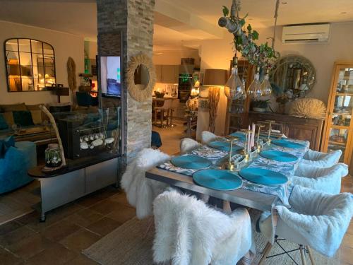 une salle à manger avec une table et quelques chaises dans l'établissement Loft au cœur du golfe de st tropez, à Cogolin