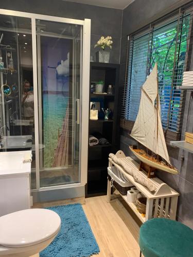 - une chambre pour enfants avec un bateau à jouets dans l'établissement Loft au cœur du golfe de st tropez, à Cogolin