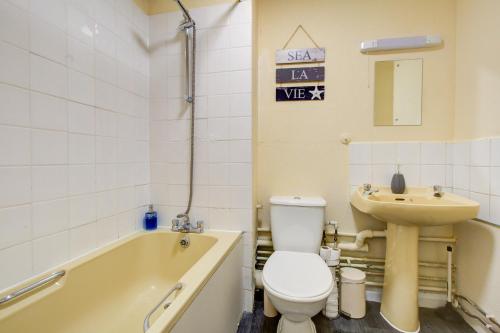 un baño con inodoro y lavabo en Spacious 2 Bed Apartment South London, en Thornton Heath