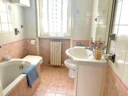 łazienka z wanną, umywalką i toaletą w obiekcie Casa Rosanna - Your Home in Como w Como