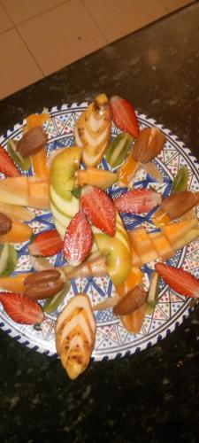 a plate of fruit on top of a table at Camp Privé rêve de désert in Douz