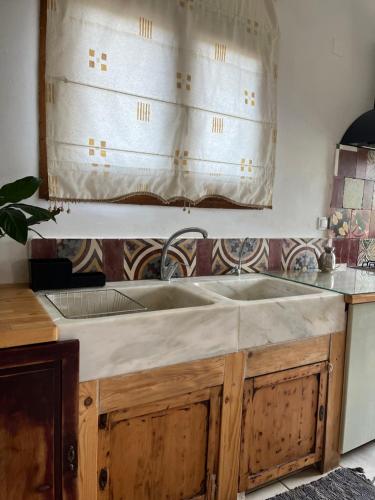 Aletraki -Off-Grid Retreat Above Heraklion, Peaceful Views