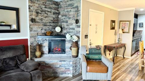a living room with a fireplace and a couch at Ferris view horizon in Branson