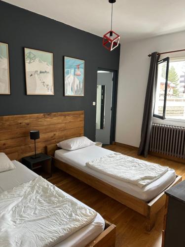 une chambre avec deux lits et une fenêtre dans l'établissement Le petit sport, à La Salle Les Alpes