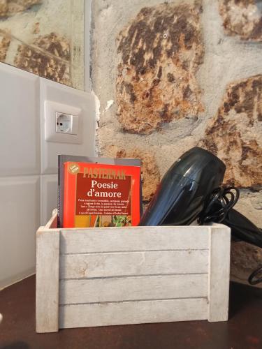 a wooden box with two books next to a wall at La casetta di Giogi in Sutri