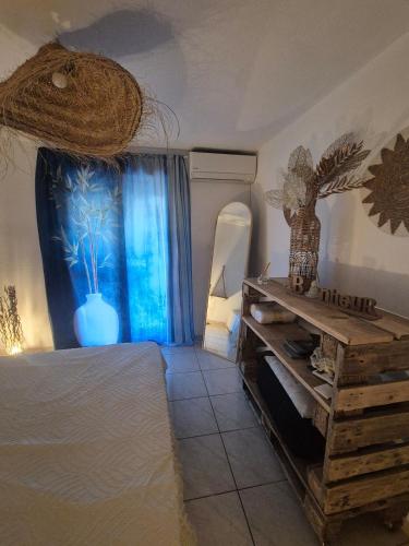 une chambre avec un lit et une fenêtre dans l'établissement Havre de paix zen et cosy, à Saintes-Maries-de-la-Mer