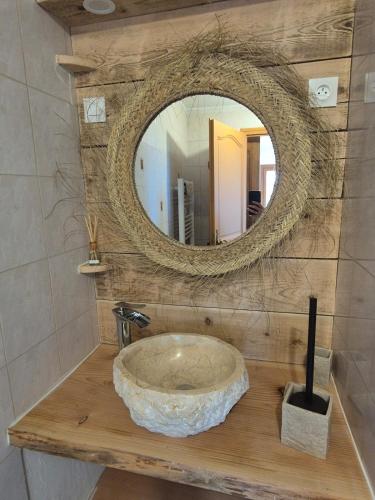 La salle de bains est pourvue d'un lavabo et d'un miroir. dans l'établissement Havre de paix zen et cosy, à Saintes-Maries-de-la-Mer