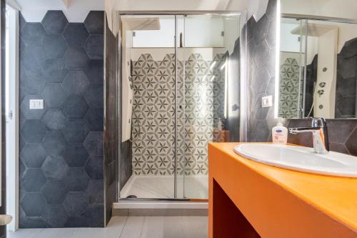 um banheiro com pia e chuveiro em Calefati Guest House- Apulia Guest House em Bari