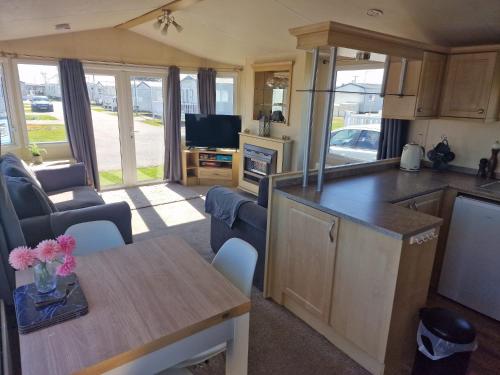 Η κουζίνα ή μικρή κουζίνα στο Seawick Caravan Park, St Osyth near Colchester