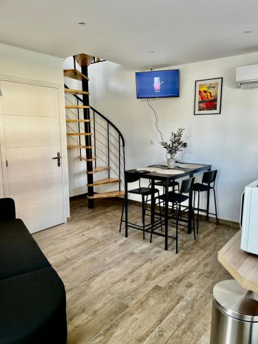 une salle à manger avec une table et des chaises et un escalier dans l'établissement Superbe loft - Le Petit Galibot, à Vimy