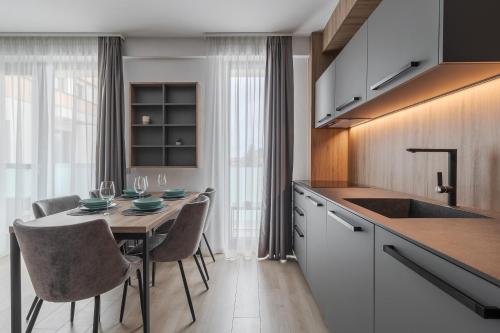 Kuchyň nebo kuchyňský kout v ubytování Luxury Grey Residence - Central, Free Parking, Self Check-In