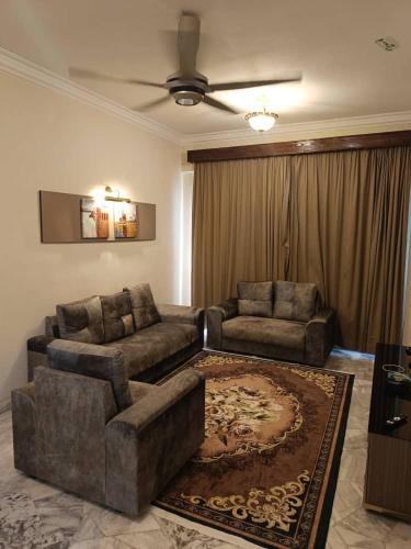 ERICCA 3 Bedroom Seaview Suite, Glory Beach Resort, PDにあるシーティングエリア