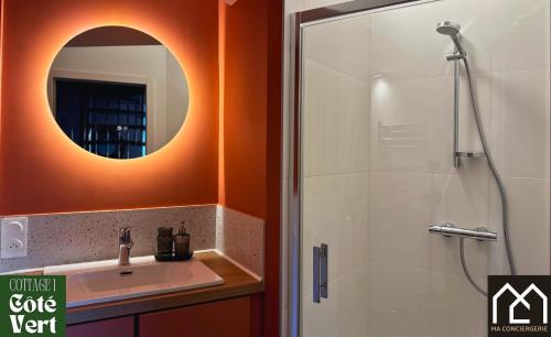 une salle de bain avec une douche avec un lavabo et un miroir dans l'établissement Les Inattendus - Cottages Premium, Proche Mer avec Parking privé, à Boulogne-sur-Mer