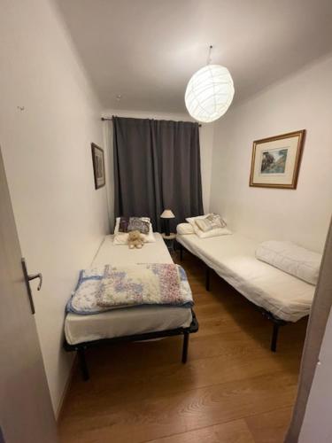 une chambre avec deux lits jumeaux dans une pièce dans l'établissement T3 Ax-les thermes centre, à Ax-les-Thermes