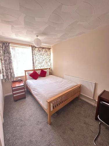 Un dormitorio con una cama y un televisor. en 62 Sturry Road, en Canterbury