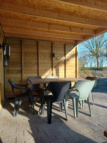 a table and chairs on a patio at Bungalow net buiten Zuidwolde in Zuidwolde