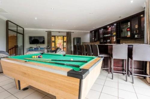 Biliár nebo kulečník v ubytování 6 Bedroom home with pool and entertainment area