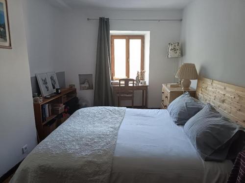 Postel nebo postele na pokoji v ubytování Charmante maison de village en plein Grignan