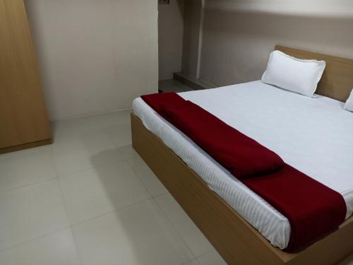 Postel nebo postele na pokoji v ubytování KK ROOM'S Surat