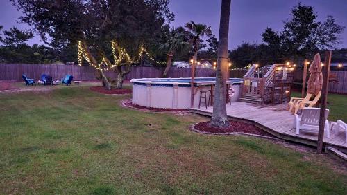 a backyard with a hot tub in a yard at Poolside Palms Paradise in Navarre