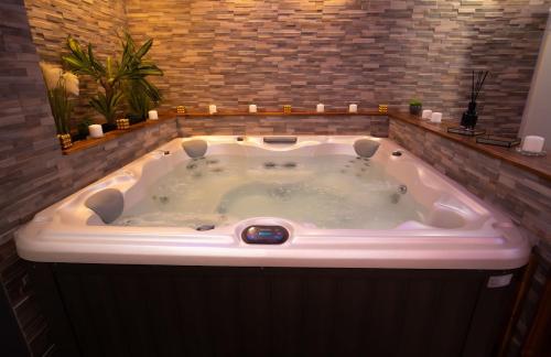 Φωτογραφία από το άλμπουμ του Golden Jacuzzi σε Léguevin