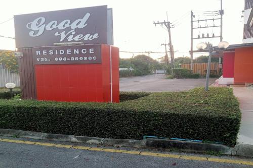Un cartel de un restaurante al costado de una calle. en Good View Residence, en Lampang