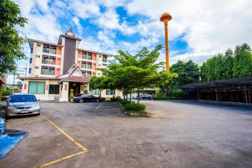 un estacionamiento frente a un gran edificio en Good View Residence, en Lampang