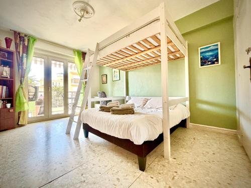 une chambre avec un lit superposé avec une échelle dans l'établissement Évasion aux Portes de Cannes 100m2 Lumineux 2 Chambres Terrasse et Commerces, au Cannet