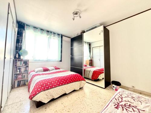 sypialnia z łóżkiem i lustrem w obiekcie Évasion aux Portes de Cannes 100m2 Lumineux 2 Chambres Terrasse et Commerces w mieście Le Cannet