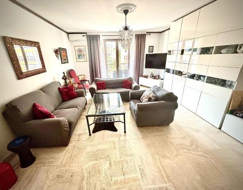 salon z 2 kanapami i stolikiem kawowym w obiekcie Évasion aux Portes de Cannes 100m2 Lumineux 2 Chambres Terrasse et Commerces w mieście Le Cannet