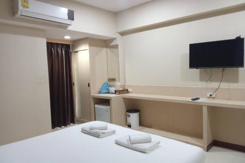 เตียงในห้องที่ Good View Residence