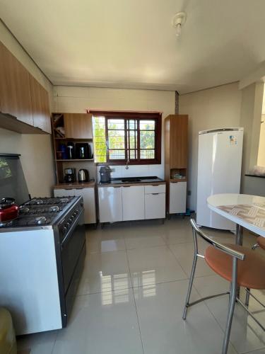 Η κουζίνα ή μικρή κουζίνα στο Casa 2 quartos em Bairro Nobre