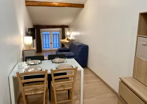 une cuisine et une salle à manger avec une table et des chaises dans l'établissement Magnifique appartement, au Puy-en-Velay