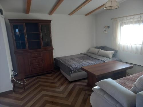 Ένα ή περισσότερα κρεβάτια σε δωμάτιο στο Apartman Ika 5N