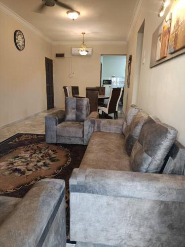 ERICCA 3 Bedroom Seaview Suite, Glory Beach Resort, PDにあるシーティングエリア