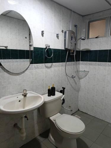 ERICCA 3 Bedroom Seaview Suite, Glory Beach Resort, PDにあるバスルーム