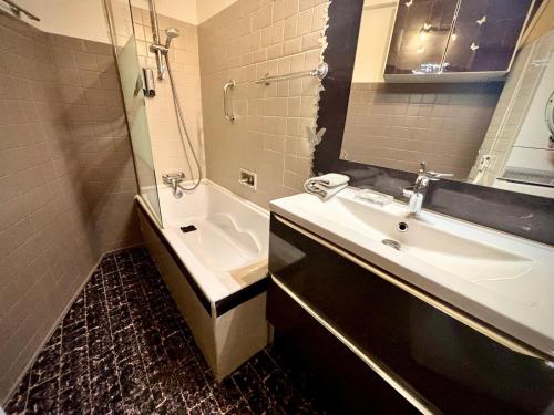 Kúpeľňa v ubytovaní Évasion aux Portes de Cannes 100m2 Lumineux 2 Chambres Terrasse et Commerces