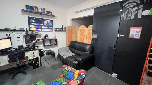 a room with a computer and a chair and a desk at COACHHOSTEL7 in Sao Paulo